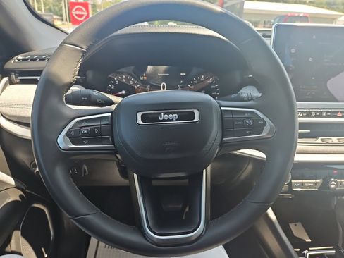 Used 2024 Jeep Compass Latitude AWD/4WD image 11