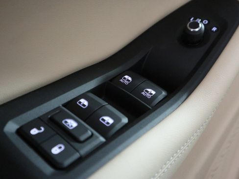 New 2025 Jeep Grand Cherokee L Limited w/ Luxury Tech Group II image 36