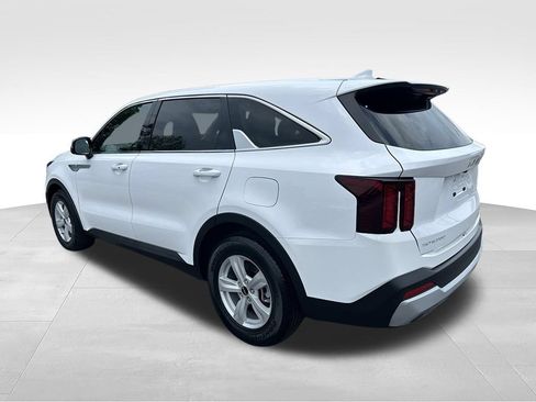 Used 2024 Kia Sorento LX FWD image 5