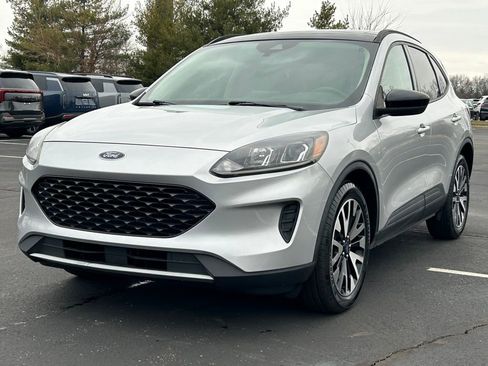 Used 2020 Ford Escape SE Sport image 3