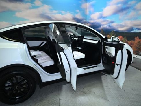 Used 2022 Tesla Model Y Long Range image 42