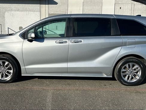 Certified 2024 Toyota Sienna LE image 8