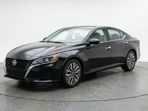 Used 2025 Nissan Altima 2.5 SV FWD image 3