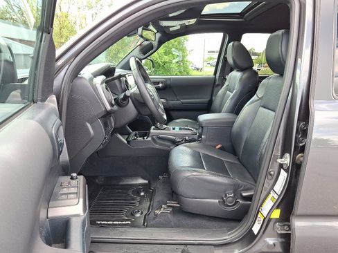 Used 2018 Toyota Tacoma TRD Sport AWD/4WD image 14