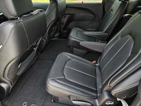 New 2027 Chrysler Pacifica Select FWD image 11