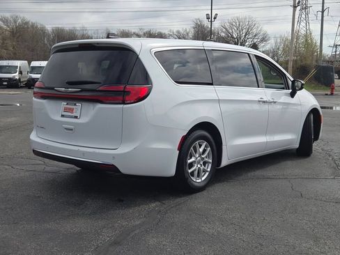 Used 2024 Chrysler Pacifica Touring-L FWD image 13