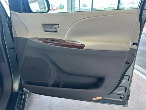 Used 2011 Toyota Sienna XLE FWD image 12