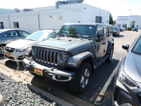 Used 2019 Jeep Wrangler Unlimited Sahara w/ Dual Top Group AWD/4WD image 2