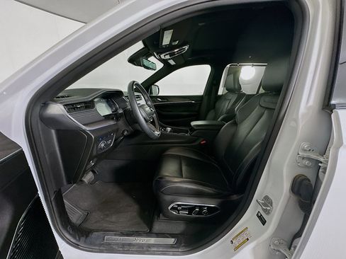 Used 2023 Jeep Grand Cherokee Overland w/ Advanced Protech Group III AWD/4WD image 13