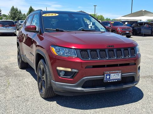 Used 2021 Jeep Compass Latitude w/ Sun and Sound Group AWD/4WD image 2