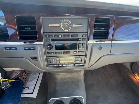 Used 2009 Lincoln Town Car Signature Limited image 17