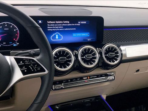 Used 2025 Mercedes-Benz GLB 250 image 25