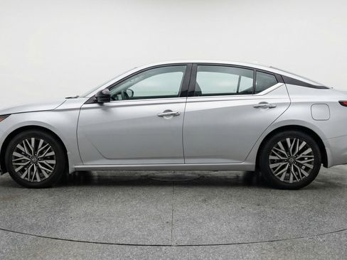 Used 2025 Nissan Altima 2.5 SV FWD image 5