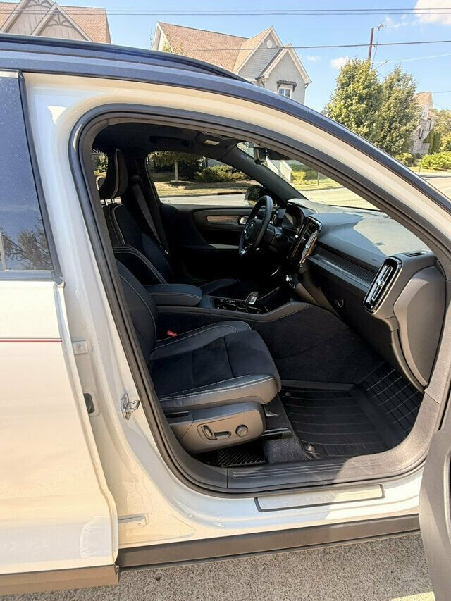 Used 2022 Volvo XC40 T5 R-Design w/ Advanced Package AWD/4WD image 19
