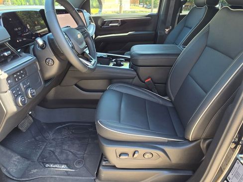 Used 2025 Chevrolet Suburban Premier image 24