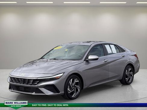Used 2025 Hyundai Elantra SEL image 2