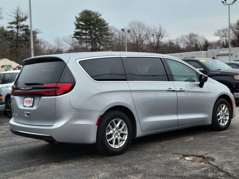 Used 2024 Chrysler Pacifica Touring-L image 5