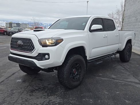 Used 2018 Toyota Tacoma TRD Sport w/ Technology Package image 9