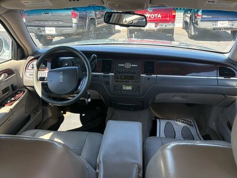 Used 2007 Lincoln Town Car Signature RWD image 18