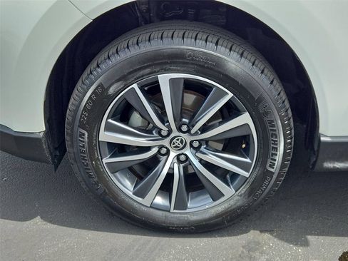 Used 2022 Toyota Venza LE AWD/4WD image 24