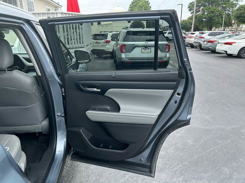 Used 2023 Toyota Highlander XLE AWD/4WD image 22