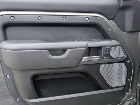 Used 2023 Land Rover Defender 130 X-Dynamic SE image 16