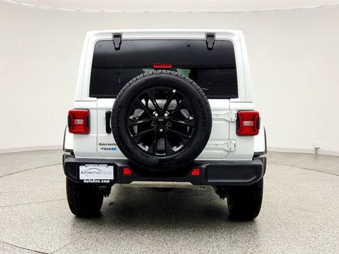 Used 2025 Jeep Wrangler Sahara image 6