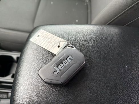 Used 2023 Jeep Gladiator Sport image 28