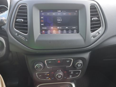 Used 2020 Jeep Compass Latitude w/ Cold Weather Group AWD/4WD image 17