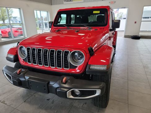 Used 2024 Jeep Wrangler Unlimited Sahara w/ Technology Group AWD/4WD image 2