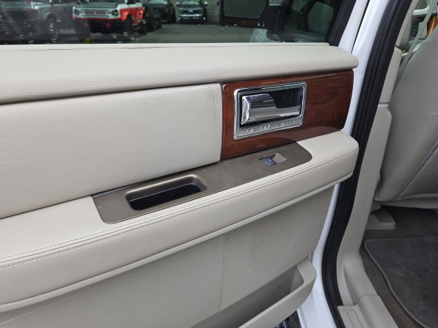 Used 2011 Lincoln Navigator 4WD image 37