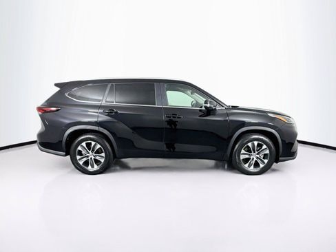 Certified 2025 Toyota Highlander XLE FWD image 11