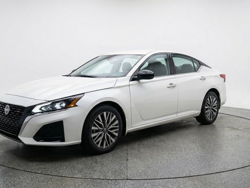 Used 2025 Nissan Altima 2.5 SV FWD image 3