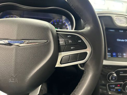 Used 2022 Chrysler 300 Touring w/ Sport Appearance Package image 20