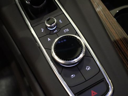 Used 2024 Cadillac Escalade Premium Luxury AWD/4WD image 32