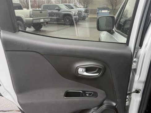 Used 2019 Jeep Renegade Sport image 33