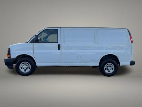 Used 2017 Chevrolet Express 2500 RWD image 2
