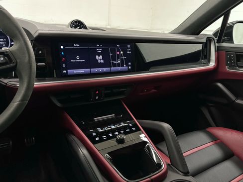 Used 2024 Porsche Cayenne S image 28