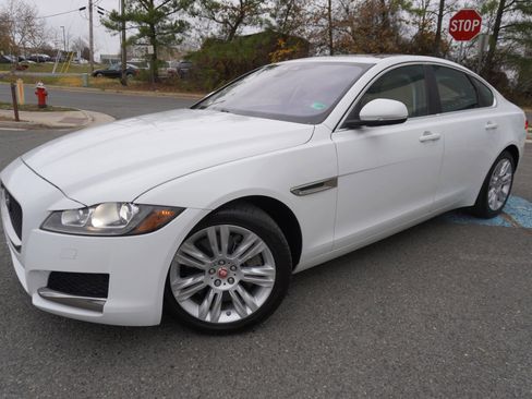 Used 2016 Jaguar XF Premium image 3