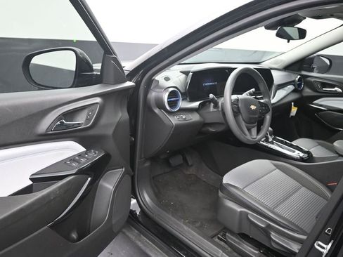 Used 2025 Chevrolet Trax LT FWD image 10