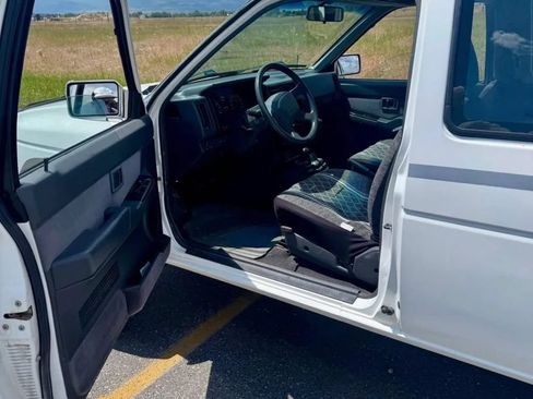 Used 1993 Nissan Pickup SE AWD/4WD image 4