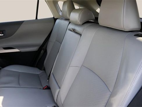 Used 2021 Toyota Venza XLE image 14