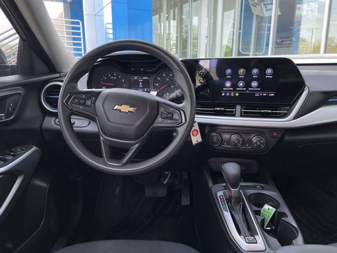 Used 2024 Chevrolet Trax LS w/ LS Convenience Package FWD image 13