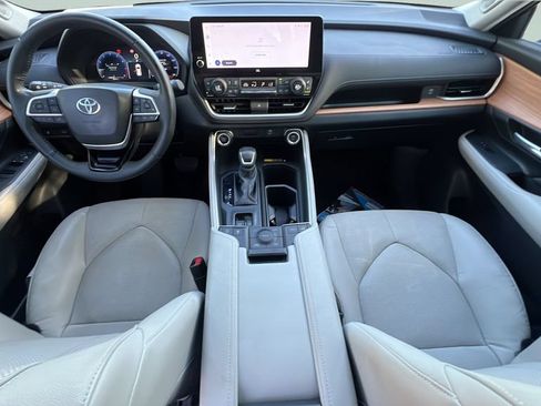 Used 2024 Toyota Grand Highlander AWD image 11
