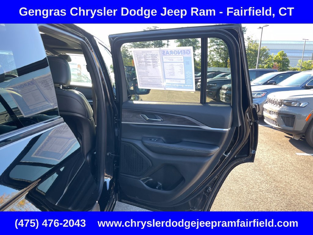 Used 2025 Jeep Grand Cherokee Limited AWD/4WD image 25