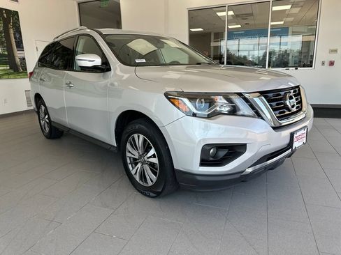 Used 2019 Nissan Pathfinder SV AWD/4WD image 1