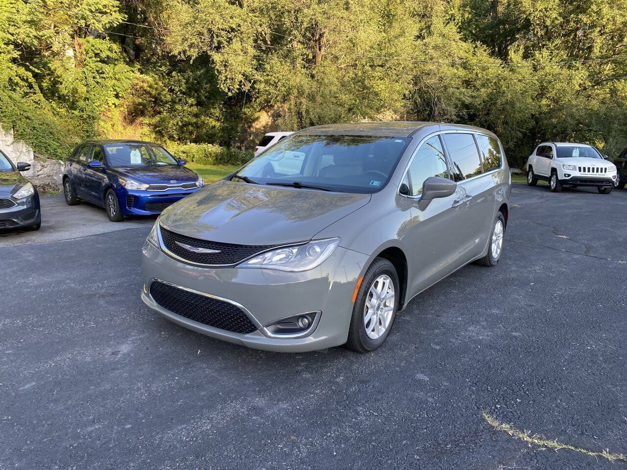 Used 2020 Chrysler Pacifica Touring FWD image 1