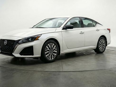 Used 2025 Nissan Altima 2.5 SV image 3