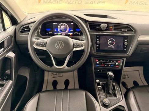 Used 2022 Volkswagen Tiguan SE w/ Panoramic Sunroof Package AWD/4WD image 30