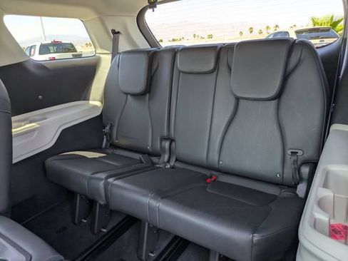 Used 2024 Kia Carnival LX FWD image 14